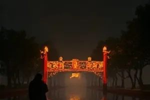 《镜中人》心理咨询室镜像构图画面